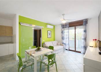 Appartamento ristrutturato vicino al mare con terrazzo e posto auto