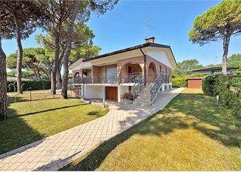 Porzione di bifamiliare ristrutturata con giardino – Lignano Sabbiadoro